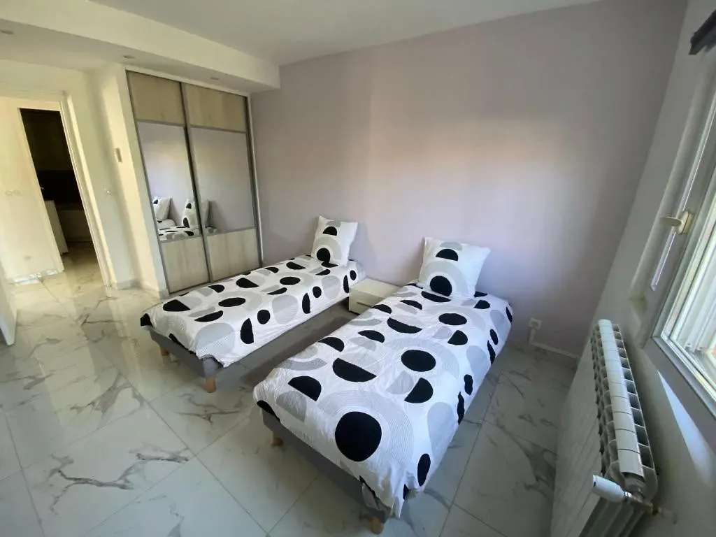 Bas De Villa Composee D'Un 3 Pieces Et D'Un Studio Avec Piscine Privee Villeneuve-Loubet 0*,  Francia